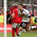 Pemain MU, Diogo Dalot melakukan selebrasi usai mencetak gol ke gawang Nottingham dalam lanjutan Liga Inggris, Minggu (16/4/2023). Foto:Reuters