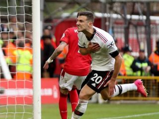 Pemain MU, Diogo Dalot melakukan selebrasi usai mencetak gol ke gawang Nottingham dalam lanjutan Liga Inggris, Minggu (16/4/2023). Foto:Reuters