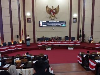 Anggota DPRD Medan menggelar sidang paripurna terkait perubahan komposisi alat kelengkapan dewan di komisi - komisi di Gedung DPRD Medan, Jalan Kapten Maulana Lubis, Senin (17/4/2023). Sidang paripurna ini dipimpin langsung Ketua DPRD Medan, Hasyim.