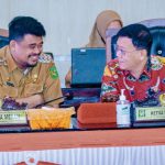 Walikota Medan, Bobby Nasution berbincang akrab dengan Ketua DPRD Medan, Hasyim disela sela sidang paripurna DPRD Medan, Selasa (18/4/2023).