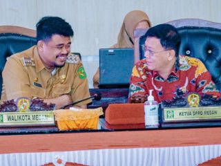 Walikota Medan, Bobby Nasution berbincang akrab dengan Ketua DPRD Medan, Hasyim disela sela sidang paripurna DPRD Medan, Selasa (18/4/2023).