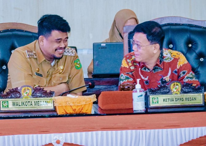 Walikota Medan, Bobby Nasution berbincang akrab dengan Ketua DPRD Medan, Hasyim disela sela sidang paripurna DPRD Medan, Selasa (18/4/2023).