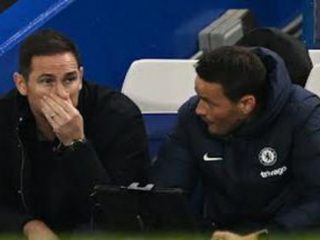 Pelatih Chelsea, Frank Lampard terlihat sedih usai timnya kalah 0-2 dari Real Madrid di leg kedua babak 8 besar Liga Champions, Rabu (19/4/2023). Foto:Reuters