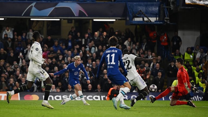 Pemain Chelsea melepaskan tembakan keras ke arah gawang Madrid dalam ajang Liga Champions di Stadion Stamford Bridge, Rabu (19/4/2023). Dalam laga itu Chelsea kalah 0-2. Foto:Reuters