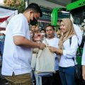 Walikota Medan, Bobby Nasution menyerahkan cindera mata kepada peserta mudik gratis Pemko Medan, Rabu (19/4/2023).