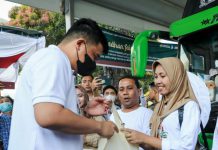 Walikota Medan, Bobby Nasution menyerahkan cindera mata kepada peserta mudik gratis Pemko Medan, Rabu (19/4/2023).