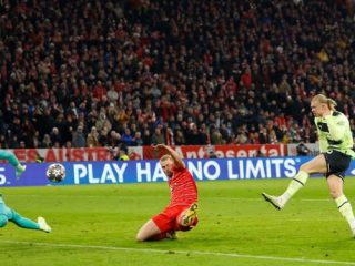 Penyerang Manchester City melepaskan tembakan ke arah gawang Bayern di leg kedua Liga Champions di Stadion Allianz Arena, Kamis (20/4/2023). Foto:Reuters