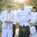 Gubsu Edy Rahmayadi bersama Walikota Medan, Bobby Nasution saat Shalat Ied di Taman Cadika, Medan, Sabtu (22/4/2023)