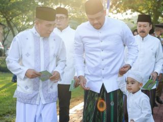 Foto dokumen Edy Rahmayadi (kiri depan) bersama Bobby Nasution (kanan depan) usai Shalat Ied di Taman Cadika, Medan, Sabtu (22/4/2023). Perkembangan politik kekinian, kemungkinan besar akan membuat keduanya saling bersaing merebut suara rakyat di Pilgubsu 2024.(reza/kaldera)