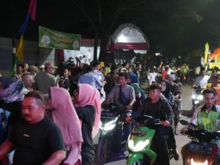 Sebanyak 70 kendaraan hias bernuansakan islami memeriahkan malam takbiran sambut Idul Fitri 1444H yang digelar Pemko Medan di Jalan Rahmad Buddin, Kecamatan Medan Marelan, Jumat (21/4/2023) malam.