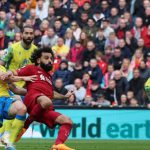 Striker Liverpool M Salah mencetak gol penentu kemenangan timnya atas Nottingham di Stadion Anfield, Sabtu (22/4/2023). Liverpool menang 3-2. Foto: Reuters