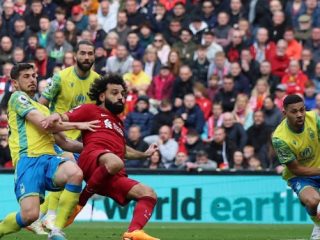 Striker Liverpool M Salah mencetak gol penentu kemenangan timnya atas Nottingham di Stadion Anfield, Sabtu (22/4/2023). Liverpool menang 3-2. Foto: Reuters