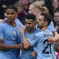 Pemain Man City, R Mahrez (tengah) melakukan selebrasi bersama rekan rekannya usai mencetak gol ke gawang Sheffield dalam laga semifinal Piala FA di Stadion Wembley, Minggu (23/4/2023). Mahrez mencetak hattrick dalam laga itu untuk membawa timnya menang 3-0. Foto:google