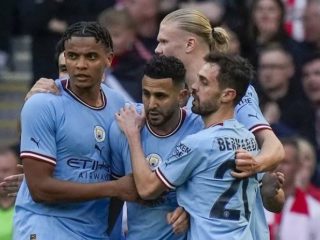 Pemain Man City, R Mahrez (tengah) melakukan selebrasi bersama rekan rekannya usai mencetak gol ke gawang Sheffield dalam laga semifinal Piala FA di Stadion Wembley, Minggu (23/4/2023). Mahrez mencetak hattrick dalam laga itu untuk membawa timnya menang 3-0. Foto:google