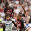 Pemain Milan dan Lecce saling berebut bola saat keduanya bertemu di Stadion San Siro, Milan, Minggu (23/4/2023). Dalam laga itu Milan menang 2-0 lewat sepasang gol R Leao. Foto:Reuters