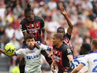 Pemain Milan dan Lecce saling berebut bola saat keduanya bertemu di Stadion San Siro, Milan, Minggu (23/4/2023). Dalam laga itu Milan menang 2-0 lewat sepasang gol R Leao. Foto:Reuters