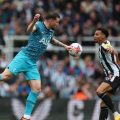 Pemain Tottenham dan Newcastle berebut bola ketika kedua tim bertemu di St James Park, Minggu (23/4/2023). Dalam laga ini Newcastle menang 6-1.Foto; Reuters