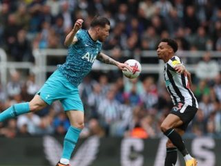 Pemain Tottenham dan Newcastle berebut bola ketika kedua tim bertemu di St James Park, Minggu (23/4/2023). Dalam laga ini Newcastle menang 6-1.Foto; Reuters