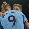 K De Bruyne dan Haaland menjadi aktor kesuksesan Man City kala menghancurkan Arsenal dengan skor 4-1 saat kedua tim bertemu di Stadion Etihad, Kamis (27/4/2023). Foto:Reuters