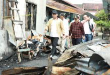 Wakil Ketua DPRD Medan, Ihwan Ritonga ketika meninjau korban kebakaran di Pulo Brayan, kemarin