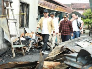 Wakil Ketua DPRD Medan, Ihwan Ritonga ketika meninjau korban kebakaran di Pulo Brayan, kemarin