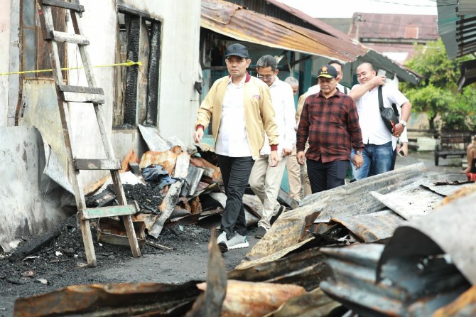 Wakil Ketua DPRD Medan, Ihwan Ritonga ketika meninjau korban kebakaran di Pulo Brayan, kemarin