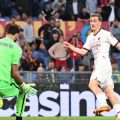 Pemain Milan, Saelemaekers menceplodkan bola ke arah gawang AS Roma ketika kedua tim bertemu di Stadion Olimpico dalam lanjutan Liga Italia, Sabtu (29/4/2023). Dalam laga tersebut kedua tim bermain imbang 1-1. Foto:Reuters