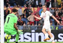 Pemain Milan, Saelemaekers menceplodkan bola ke arah gawang AS Roma ketika kedua tim bertemu di Stadion Olimpico dalam lanjutan Liga Italia, Sabtu (29/4/2023). Dalam laga tersebut kedua tim bermain imbang 1-1. Foto:Reuters