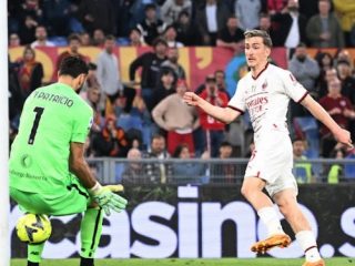 Pemain Milan, Saelemaekers menceplodkan bola ke arah gawang AS Roma ketika kedua tim bertemu di Stadion Olimpico dalam lanjutan Liga Italia, Sabtu (29/4/2023). Dalam laga tersebut kedua tim bermain imbang 1-1. Foto:Reuters