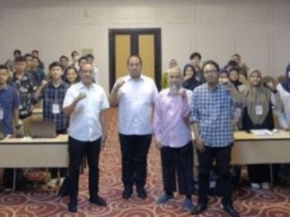 Kadispora Sumut Baharuddin Siagian (tiga dari kanan) diabadikan usai membuka pelatihan ketrampilan pemuda yang digelar Dispora Sumut.(kaldera/HO)