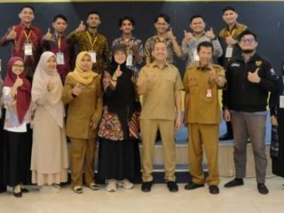 Kabid Kepemudaan dan Kepramukaan Dispora Sumut, Fahri Azhari, berfoto bersama peserta Seleksi Calon PPAN.(kaldera/HO)