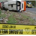 Mobil bus ukuran 3/4 merk Almasar untuk layanan Pemudik asal Medan yang disediakan Pemerintah Kota Medan yang terbalik di Desa Rampah, Kecamatan Sitahuis, Tapteng, Kamis (20/4/2023) diduga karena kelalaian sopir.