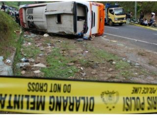 Mobil bus ukuran 3/4 merk Almasar untuk layanan Pemudik asal Medan yang disediakan Pemerintah Kota Medan yang terbalik di Desa Rampah, Kecamatan Sitahuis, Tapteng, Kamis (20/4/2023) diduga karena kelalaian sopir.