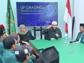 Ketua PW Al Washliyah Sumut, Dedi Iskandar Batubara (dua dari kanan) didampingi Ketua PD Al Washliyah Medan, Abdul Hafiz Harahap memberikan materi dalam Up Grading PC Al Washliyah se Kota Medan, di Setia Budi, Jumat (7/4/2023).