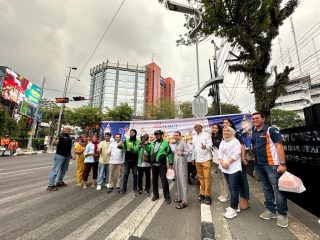 Tim Bank Sumut membagikan paket Idul Fitri kepada masyarakat, kemarin. Langkah ini dikemas dalam kegiatan Bank Sumut Berbagi.(kaldera/HO-humas bank sumut)
