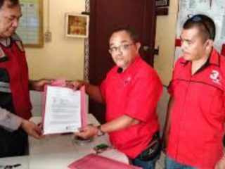 PAC PDIP Girsang Sipangan Bolon, Kabupaten Simalungun, Sumatera Utara (Sumut) mengadukan sebuah akun Facebook yang diduga menghina lambang partai.