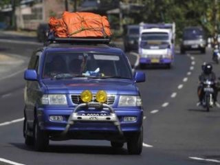 Mudik atau pulang ke kampung halaman jadi tradisi yang tak bisa ditinggalkan oleh masyarakat Indonesia saat Idul Fitri. Masyarakat pun beramai-ramai pergi ke kampung halaman menggunakan segala moda transportasi, termasuk mobil.