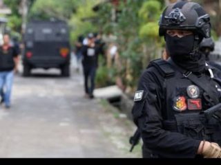 Densus 88 Anti Teror menangkap seorang pria terduga teroris. Pria yang diketahui berinisial Y (48) tersebut ditangkap di Kota Malang