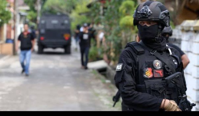 Densus 88 Anti Teror menangkap seorang pria terduga teroris. Pria yang diketahui berinisial Y (48) tersebut ditangkap di Kota Malang
