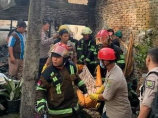 Kebakaran terjadi di Jalan Selamat, Kecamatan Medan Amplas, Kota Medan, Sumatera Utara. Terbakarnya satu unit rumah tersebut mengakibatkan enam orang meninggal dunia.