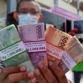 Menjelang hari raya, uang kartal terutama dalam pecahan kecil semakin meningkat. Bank Indonesia telah menggelar titik-titik penukaran uang di berbagai daerah serta menggandeng berbagai bank untuk distribusinya.