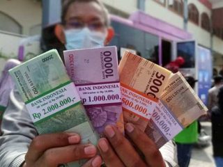 Menjelang hari raya, uang kartal terutama dalam pecahan kecil semakin meningkat. Bank Indonesia telah menggelar titik-titik penukaran uang di berbagai daerah serta menggandeng berbagai bank untuk distribusinya.