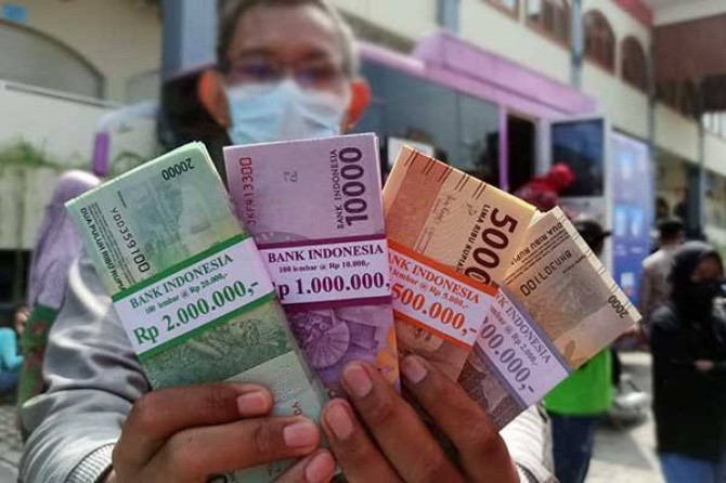 Menjelang hari raya, uang kartal terutama dalam pecahan kecil semakin meningkat. Bank Indonesia telah menggelar titik-titik penukaran uang di berbagai daerah serta menggandeng berbagai bank untuk distribusinya.