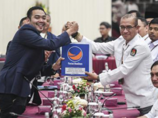 Partai Nasional Demokrat menyerahkan sebanyak 580 nama bakal calon anggota legislatif ke Komisi Pemilihan Umum. Ketua Badan Pemenangan Pemilu Partai NasDem Prananda Surya Paloh mengatakan daftar nama caleg yang disampaikan mayoritas diisi petahana.