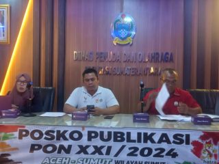 Pelatih Kepala Tim Angkat Besi Sumut, Supeni (kiri) dan Wasping KONI Sumut, Doni Damanik memberikan keterangan pada wartawan terkait persiapan cabor ini.(kaldera/HO)