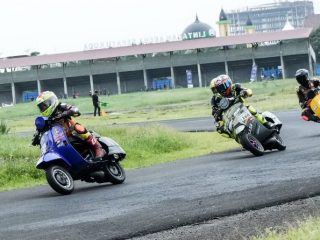 Para pebalap saat melintasi Sirkuit Multifungsi Disporasu, Minggu (30/4/2023)