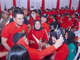 Walikota Medan, Bobby Nasution dalam suasana Peringatan Hari Buruh Internasional tingkat Kota Medan di Gelanggang Remaja, Jalan Sutomo, Senin (1/5/2023).