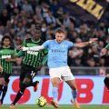 Pemain Lazio berusaha melewati pemain Sassuolo ketika kedua tim bertanding di Stadion Olimpico, Kamis (4/5/2023). Dalam laga itu Lazio menang 2-0.Foto:Reuters