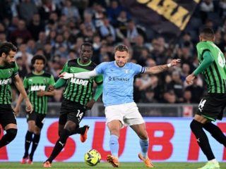 Pemain Lazio berusaha melewati pemain Sassuolo ketika kedua tim bertanding di Stadion Olimpico, Kamis (4/5/2023). Dalam laga itu Lazio menang 2-0.Foto:Reuters