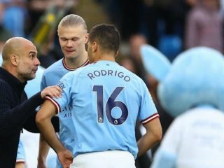 Pelatih Man City, Pep Guardiola sedang memberikan arahan kepada pemainnya saat melawan West Ham, Kamis,(4/5/2023). Foto :Reuters